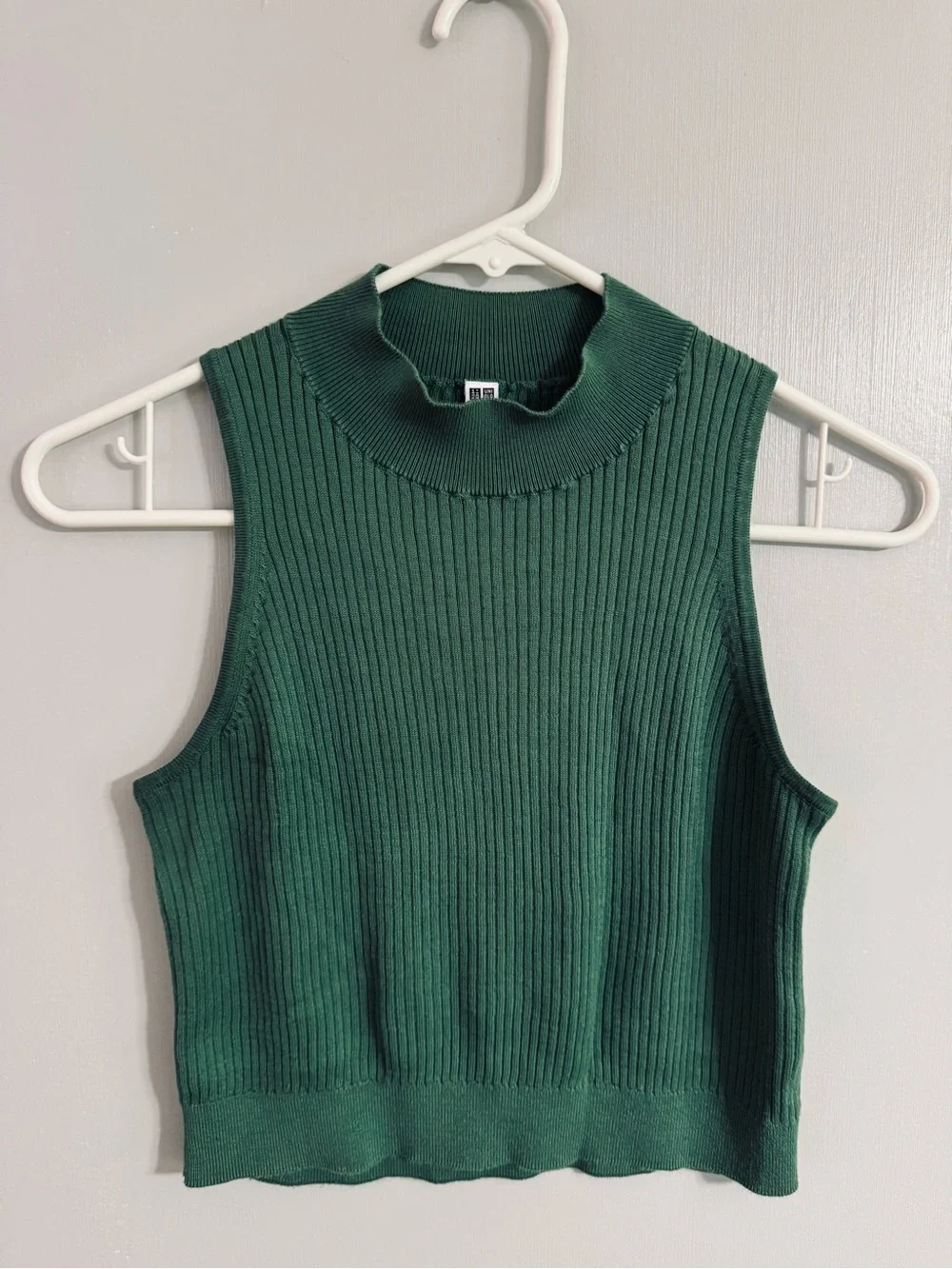 Uniqlo Ribbed Sleeveless Mock Neck Crop Top Size Medium